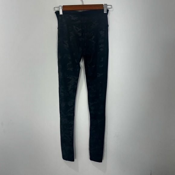 SPANX Faux Leather Camo Leggings Matte Black Camo S SM Small - Picture 4 of 14